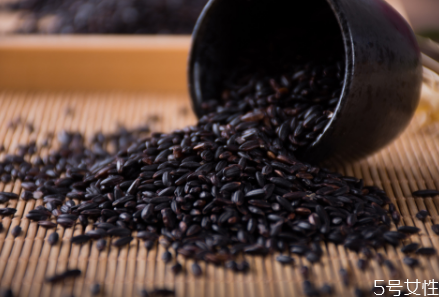 黑糯米酒的功效和作用及食用方法,女人喝黑糯米酒的功效和作用