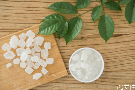 黄冰糖和白冰糖的区别哪个好,冰糖黄的好还是白的好