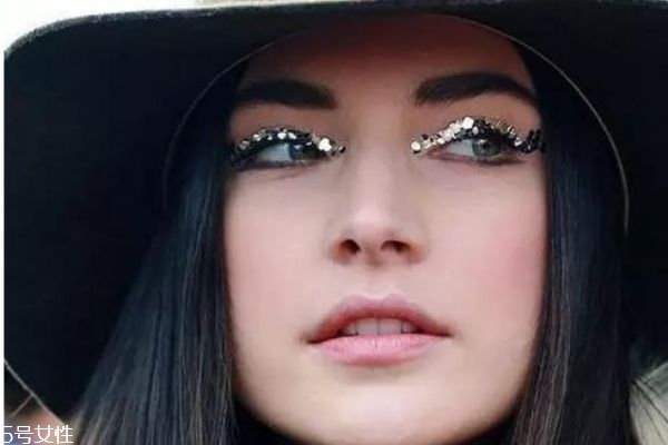 化妆的亮片怎么用,亮片眼妆教程图片 化妆的亮片怎么用,亮片眼妆教程图片