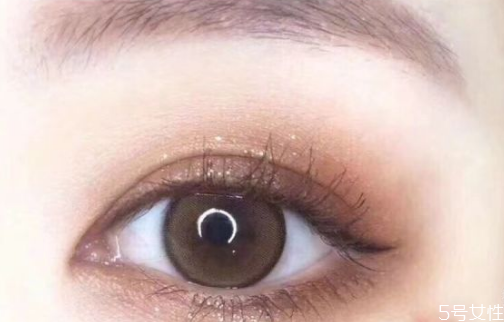 戴劣质美瞳一定不舒服吗(戴劣质美瞳的危害)