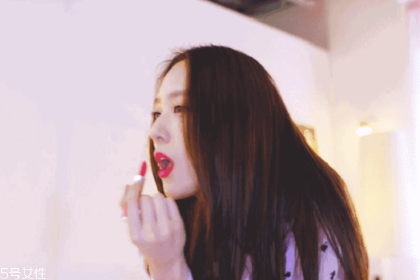 口红不擦吃饭有毒吗,抹口红吃东西的时候不擦有毒吗