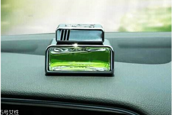 夏天香水能放车里吗?,夏天香水可以放车上吗 夏天香水能放车里吗?,夏天香水可以放车上吗