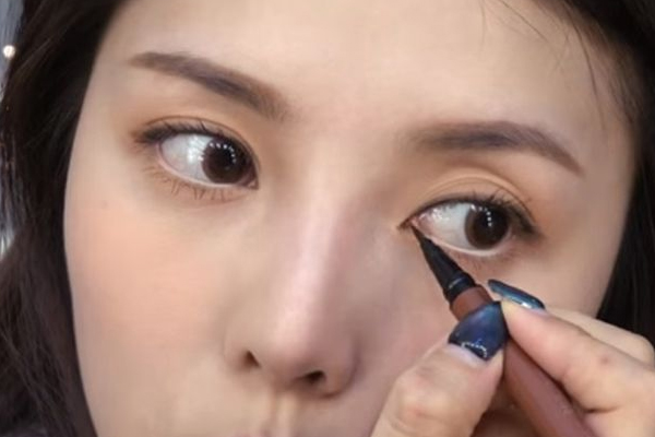 眼皮厚怎么画眼影好看,眼皮厚怎么画眼影视频