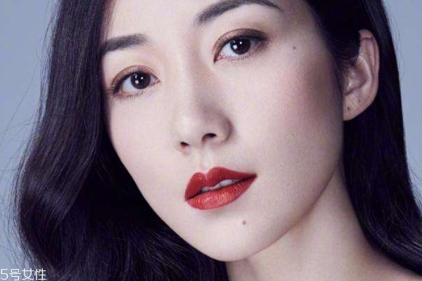 皮肤暗黄适合什么颜色的眼影,皮肤黑打什么眼影比较好