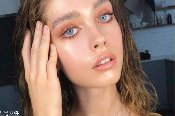 粉底为什么会暗沉,粉底为什么会暗沉的快