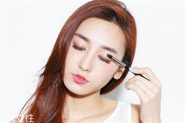 粉色系眼影配什么口红,眼影粉色怎么搭配好看