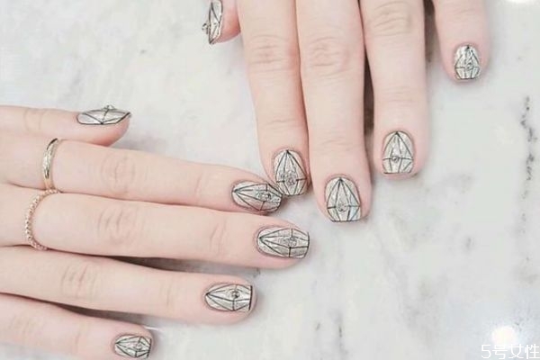 甲油胶不上封层会怎样,甲油胶不涂封层行吗