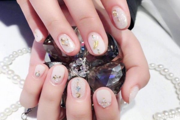 卸甲水可以去除502胶水吗,卸甲水能去除衣服上的502胶水吗