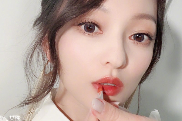 如何正确戴双眼皮贴呢(怎样戴双眼皮贴)