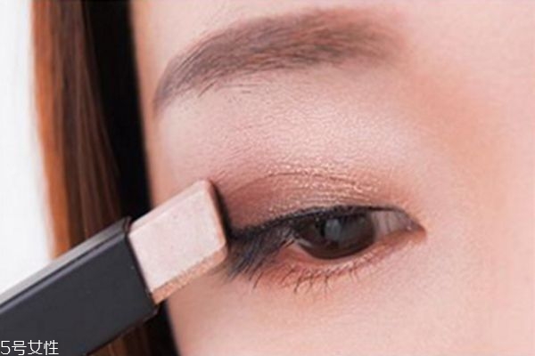 眼部要涂防晒霜吗,防晒要避开眼部吗