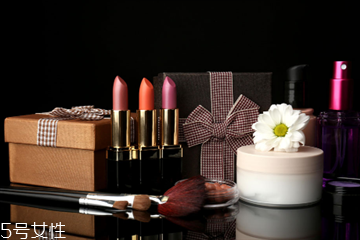 唇釉跟唇膏有什么区别,唇漆和唇釉有什么区别