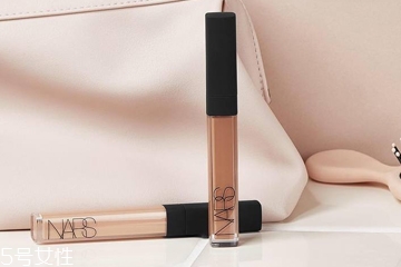 唇线笔和唇刷哪个好用,唇线笔和口红的区别 唇线笔和唇刷哪个好用,唇线笔和口红的区别