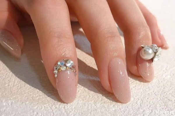 指甲油怎么涂均匀,涂指甲油的时候怎样才能涂得均匀