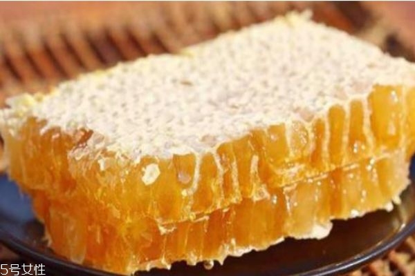 蜂王浆有什么营养价值呢(蜂王浆的营养价值)