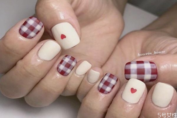 卸甲水含酒精吗,卸甲水是酒精吗