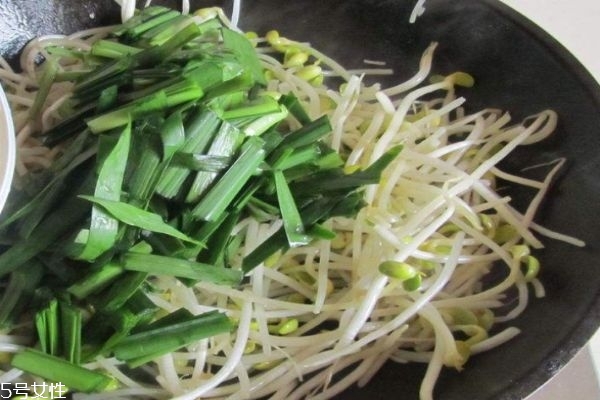 黄豆芽和绿豆芽的区别有什么(黄豆芽和绿豆芽的区别)