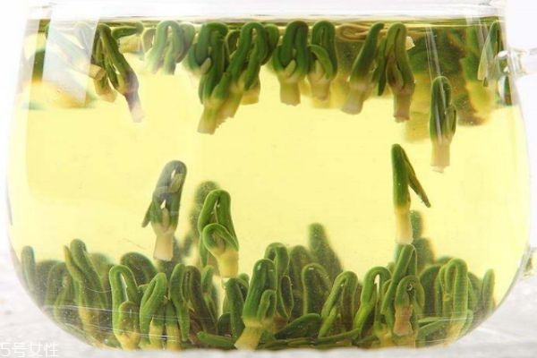 莲子心泡茶有什么功效呢(莲子心泡茶的功效)