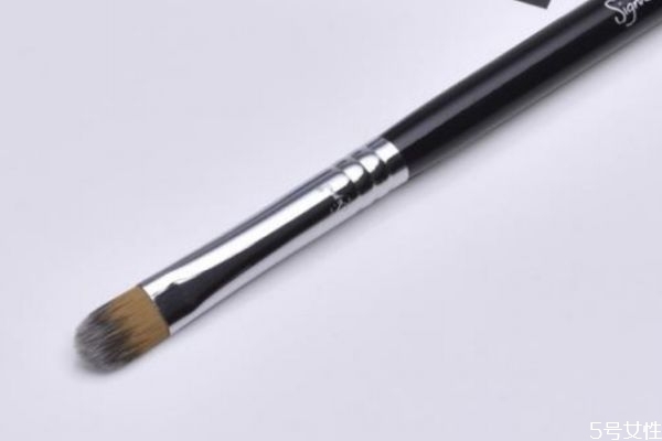 遮瑕刷要打湿吗,遮瑕刷是干着用还是湿着用