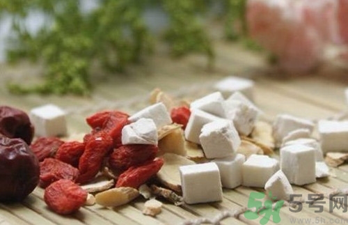 黄芪和枸杞泡水喝有什么作用禁忌,黄芪和枸杞泡水喝有什么作用和功效