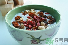 黑枸杞泡水喝有什么作用和功效,泡黑枸杞喝有什么功效 黑枸杞泡水喝有什么作用和功效,泡黑枸杞喝有什么功效