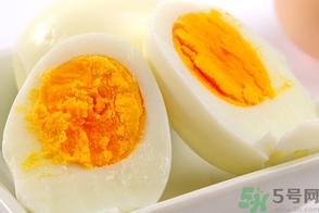 早上喝生鸡蛋有什么好处和坏处,请问早上吃鸡蛋有什么好处