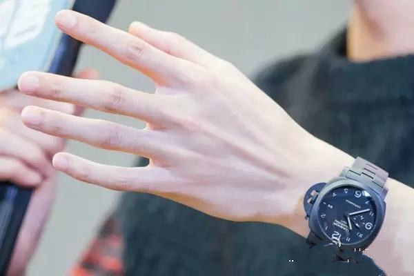 夏天手部脱皮怎么回事,手一到夏天就脱皮怎么办