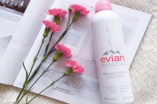 用依云矿泉水喷脸的作用,依云矿泉水可以当喷雾吗
