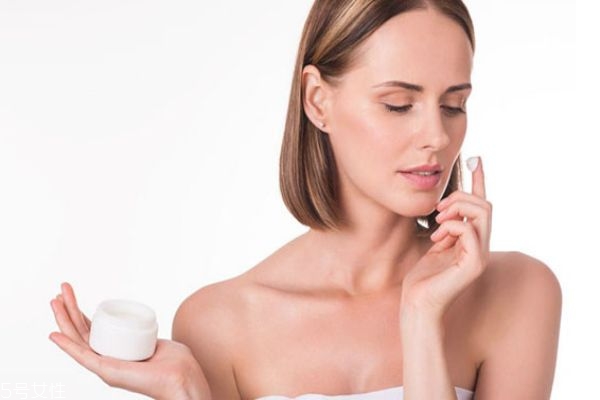 脸上长痘痘出油怎么调理,脸上出油长痘小妙招 脸上长痘痘出油怎么调理,脸上出油长痘小妙招