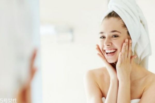 为什么鼻子上有油,鼻子出油是什么原因引起的