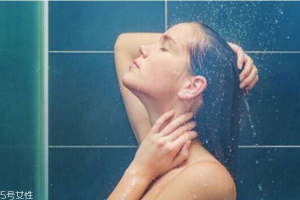 先用沐浴露还是先用磨砂膏?,先用沐浴露还是先用磨砂膏还是身体乳 先用沐浴露还是先用磨砂膏?,先用沐浴露还是先用磨砂膏还是身体乳