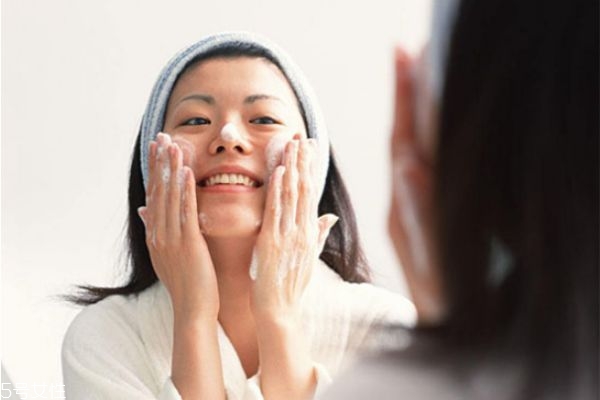 洗澡过度清洁对皮肤的影响,皮肤过度清洁会怎么样 洗澡过度清洁对皮肤的影响,皮肤过度清洁会怎么样