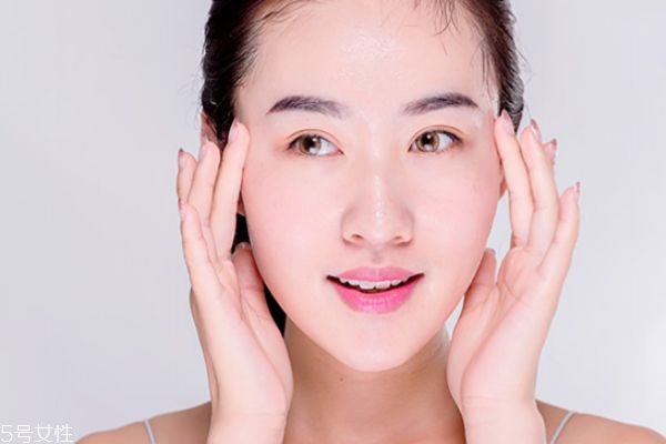 如何区分皮肤干还是油,怎么区别皮肤是干皮还是油皮