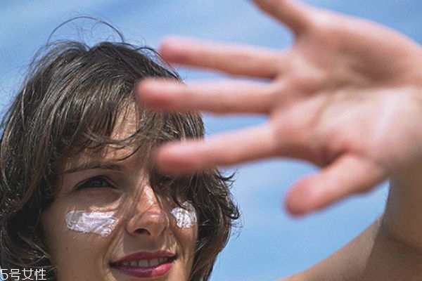 涂防晒霜后脸很痒是为什么,涂防晒脸痒