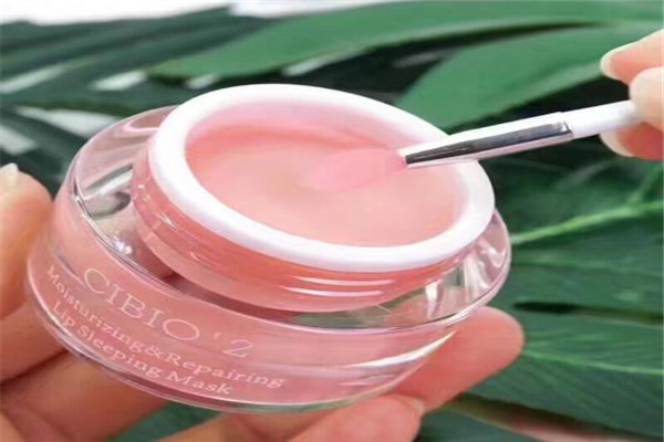 嘴唇干裂是怎么办,嘴唇干裂怎么回事啊