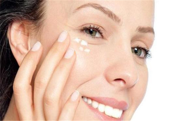 怎样去除眼角皱纹大家都咋做的,眼角的皱纹怎么能快速去除