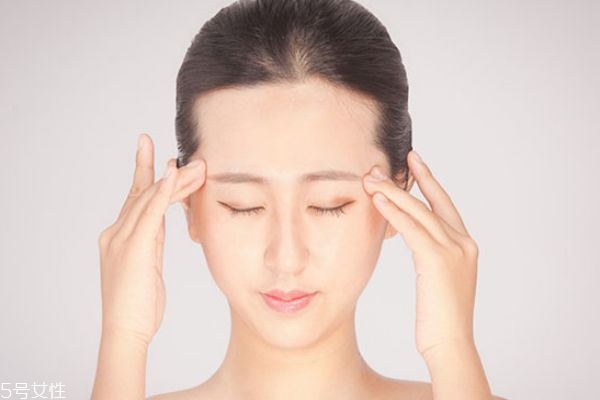 洗完脸能直接涂精华吗,洗脸后可以直接涂精华液吗