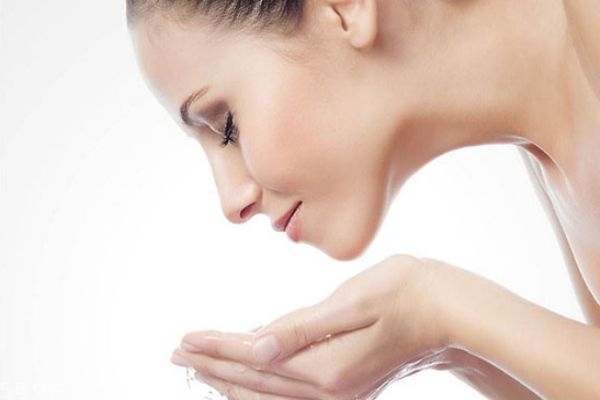 脸上又油又干还脱皮是什么肤质,如何改善油性皮肤