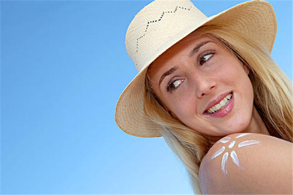 防晒霜可以用水洗掉吗,防晒霜可以直接用水洗掉吗