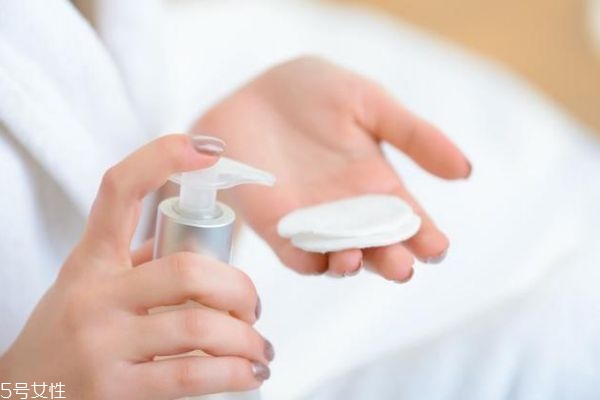 用化妆水湿敷后还需要用爽肤水吗,化妆前可以用爽肤水湿敷吗