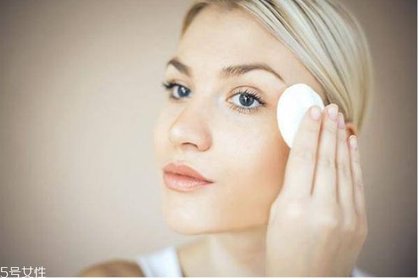 用化妆水敷脸有什么好处,敷脸用什么水好
