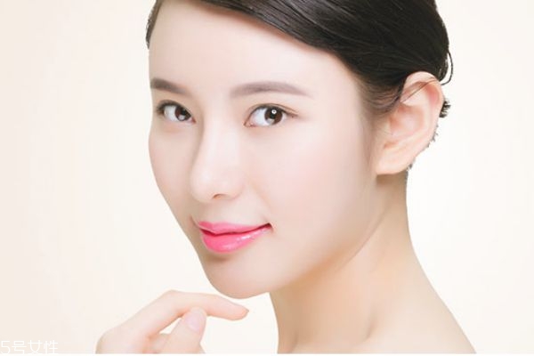 爽肤水用完用精华水吗,先用爽肤水还是精华水 爽肤水用完用精华水吗,先用爽肤水还是精华水