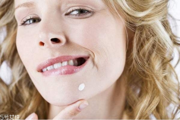 下巴上长痘痘是什么原因引起的呢,下巴长痘痘是怎么回事?