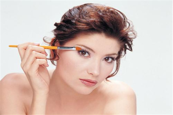 眼袋手术后肿有什么好办法可以解决,做了眼袋切除术后怎样消肿