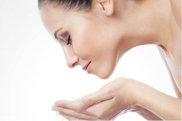 皮肤干又长痘是什么肤质,干皮起痘痘属于什么皮肤