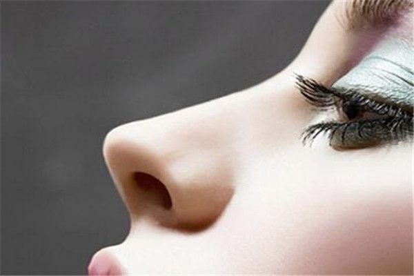 鼻子脱皮什么原因导致的,鼻子脱皮是怎么回事