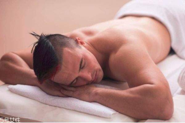 身体乳男生能用吗,男人用身体乳好不好