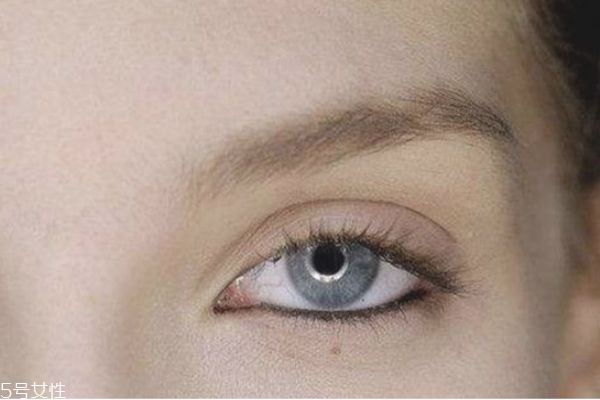 有脂肪粒用什么眼霜好,什么牌子的眼霜去脂肪粒