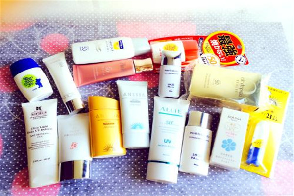 化妆后如何补涂防晒霜,化了妆如何补防晒