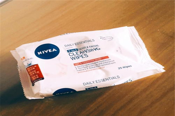 卸妆湿巾的好处,常用卸妆湿巾对皮肤有伤害吗