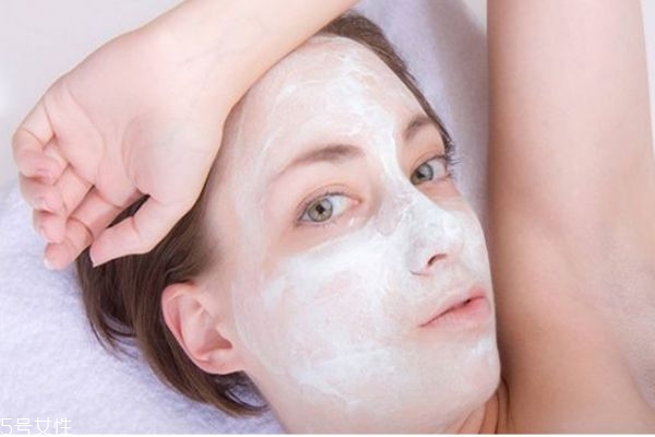 敷面膜前要用爽肤水吗,为什么敷面膜前要涂爽肤水